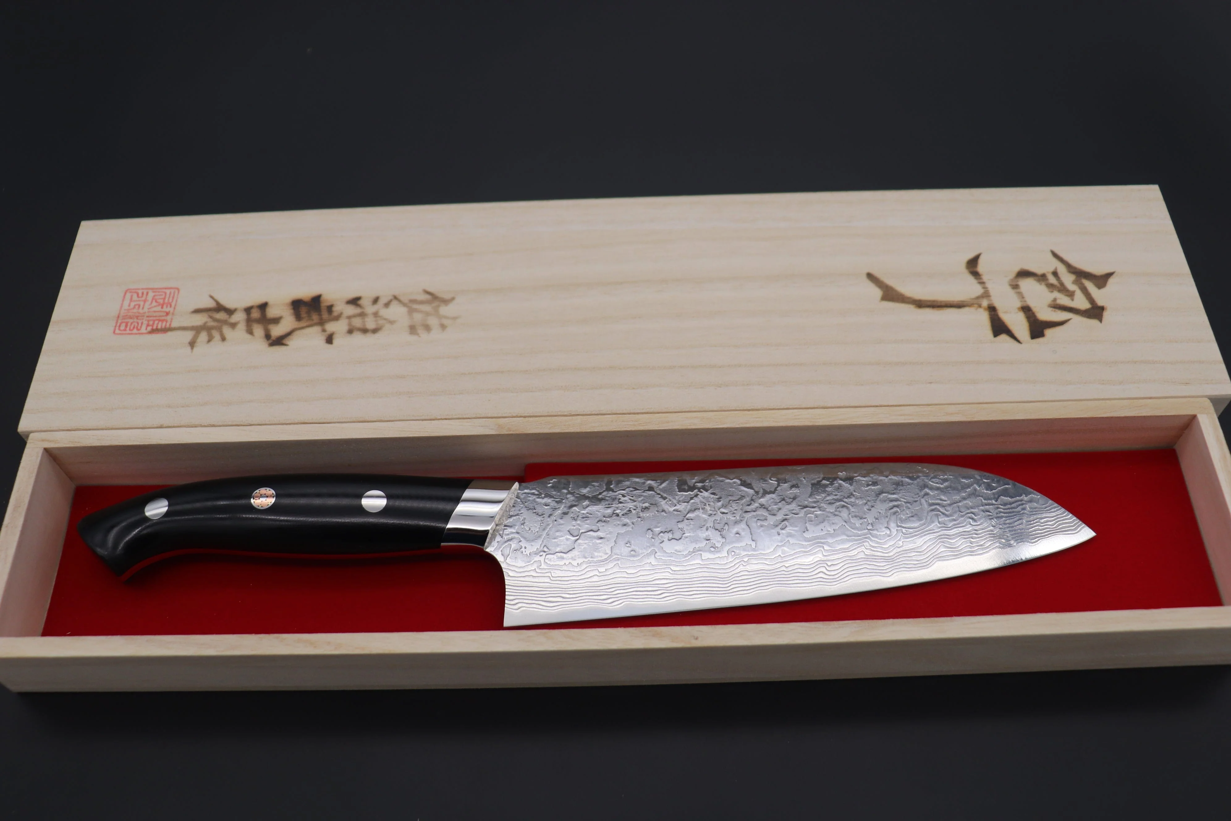 Takeshi Saji R-2 Diamond Damascus Santoku 175mm — Upswept Design (6.8 Inch, Black Linen Micarta Handle, SNRD-5B) - Image 8