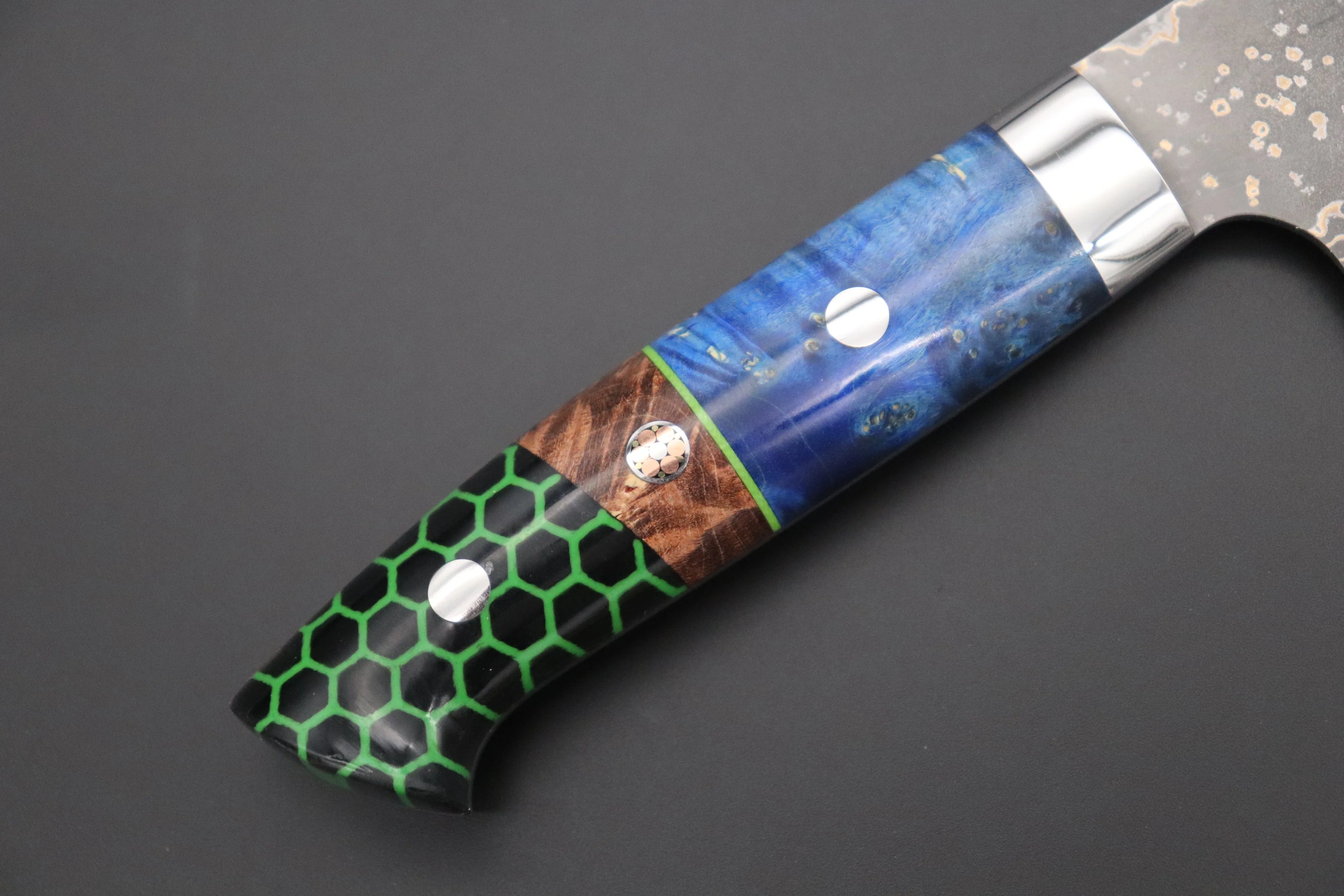 Takeshi Saji SUMMIT ― Limited Edition Custom Series SMT-947 VG-10W Multi-Colored Golden-Rainbow Damascus Santoku 180mm (7 Inch) - Image 3