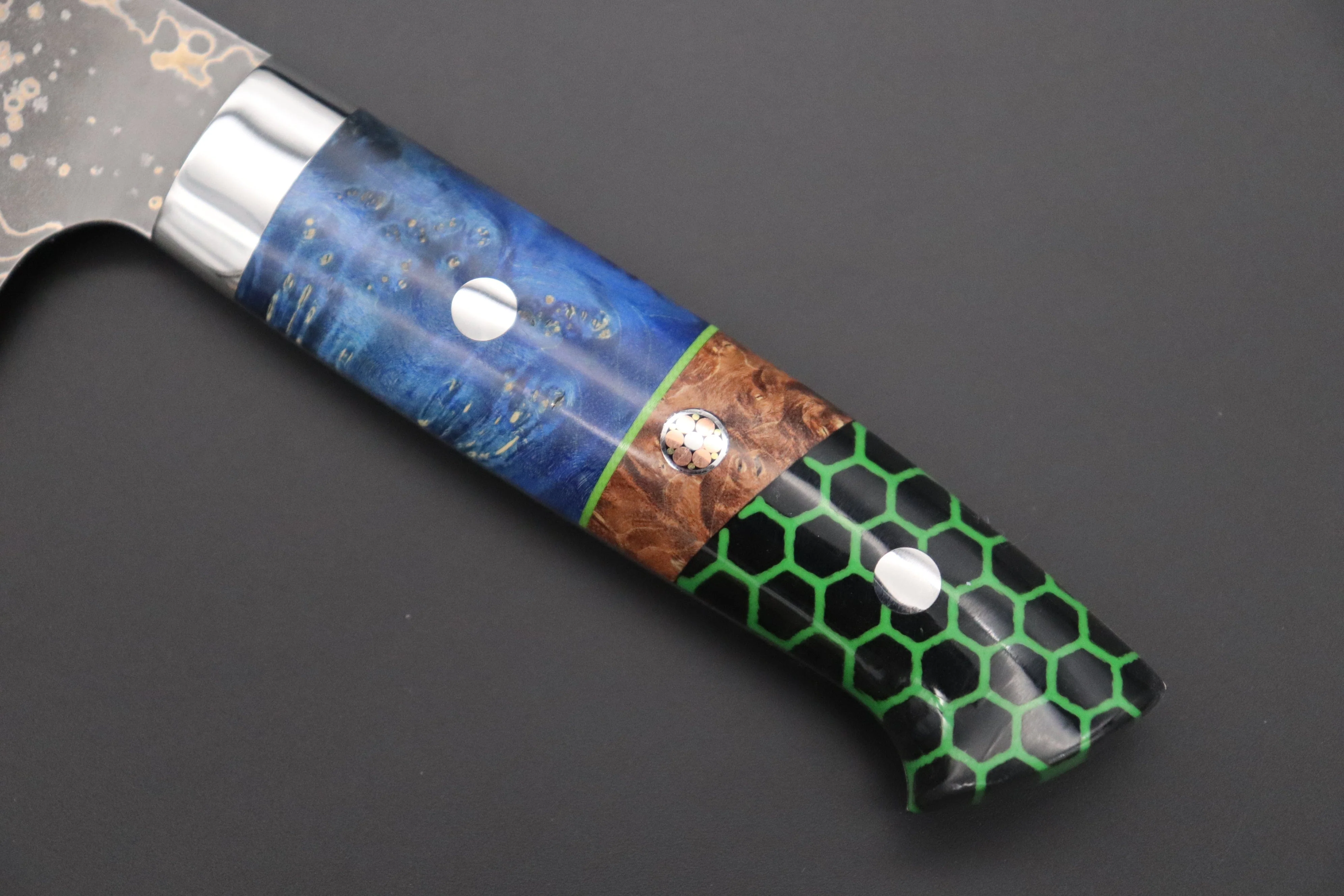 Takeshi Saji SUMMIT ― Limited Edition Custom Series SMT-947 VG-10W Multi-Colored Golden-Rainbow Damascus Santoku 180mm (7 Inch) - Image 7