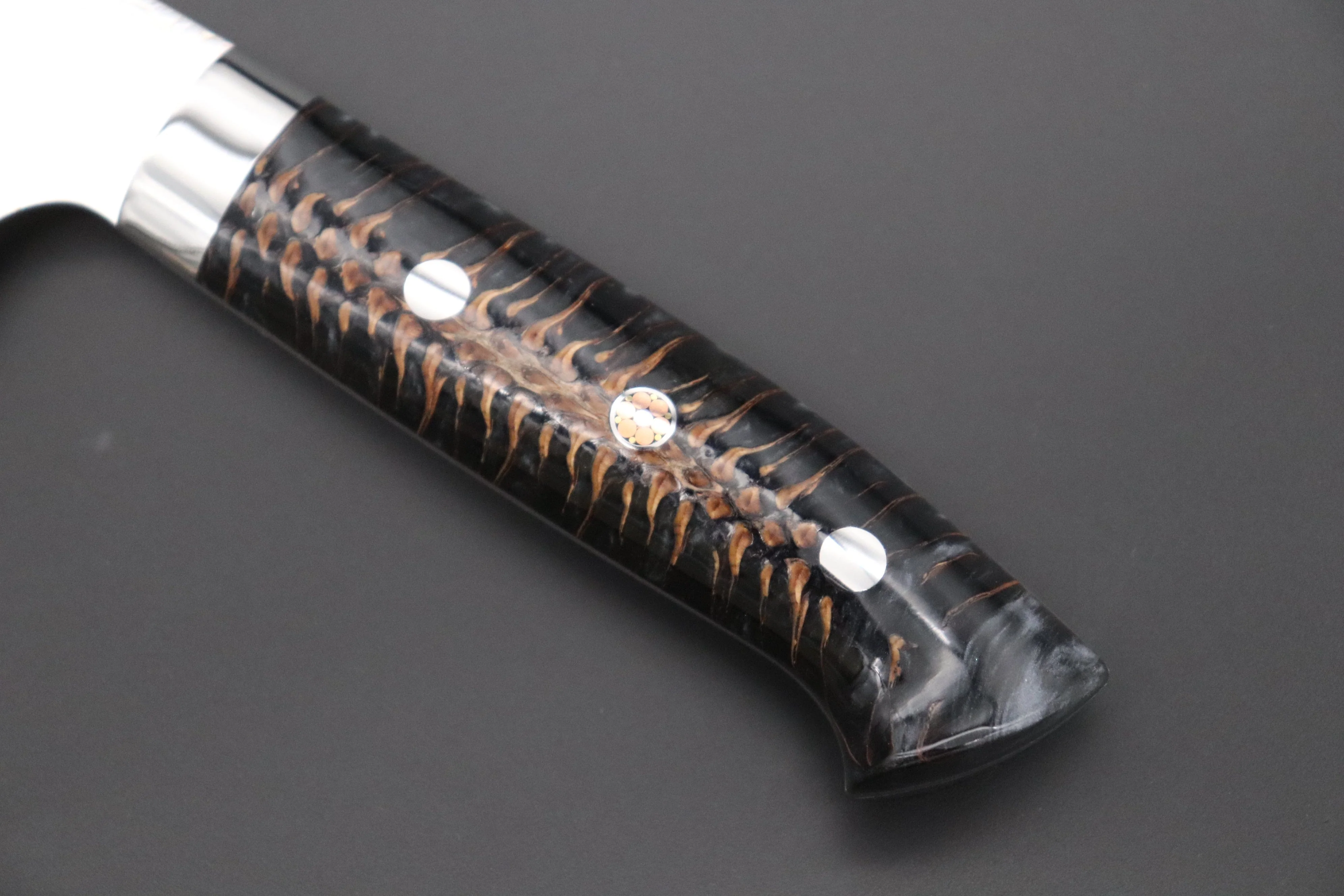 Takeshi Saji SUMMIT ― Limited Edition Custom Series SMT-977 VG-10W磨 Multi-Colored Golden-Rainbow Damascus Santoku 180mm (7 Inch) - Image 7