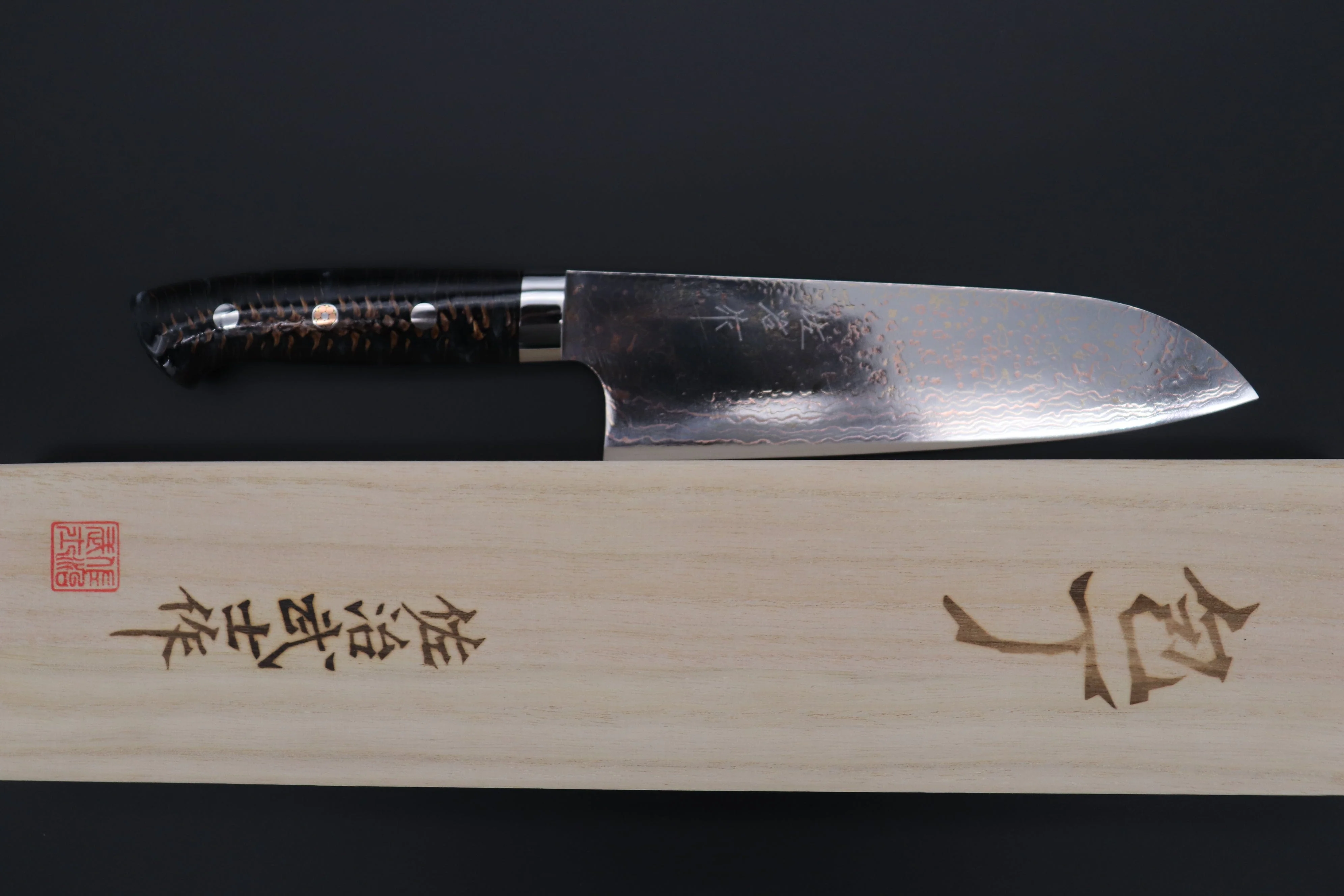 Takeshi Saji SUMMIT ― Limited Edition Custom Series SMT-977 VG-10W磨 Multi-Colored Golden-Rainbow Damascus Santoku 180mm (7 Inch) - Image 8